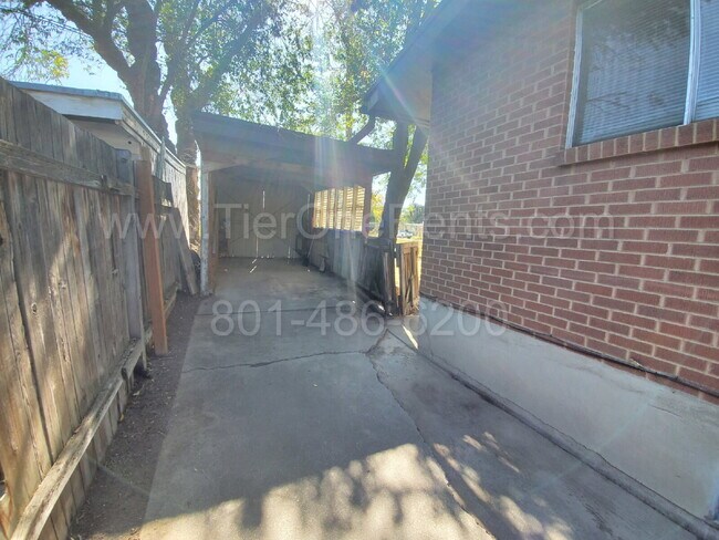 Building Photo - NO DEPOSIT option available for qualified ...