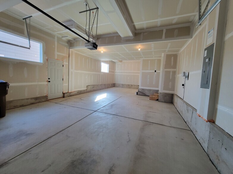 Building Photo - 2122 Day Spring Dr