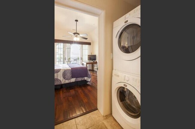 Building Photo - Downtown Luxury 1 BDRM w/ One Car Garage!
