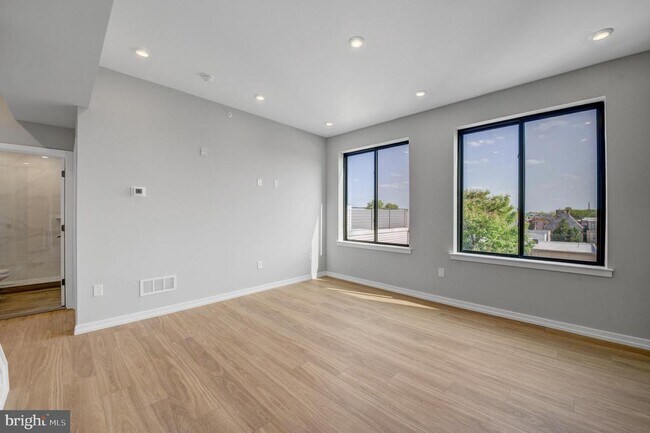Building Photo - 1205 S 15th St
