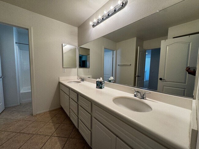 Building Photo - Spacious Temecula House with Bedroom and Bathroom on first floor!