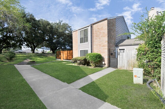 Building Photo - 8573 Wilcrest Dr