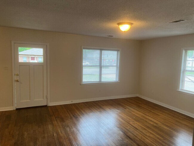 Building Photo - 3 Bed 1 Bath Home