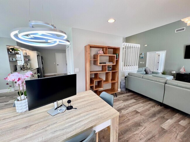 Building Photo - 12989 Meadowbreeze Dr