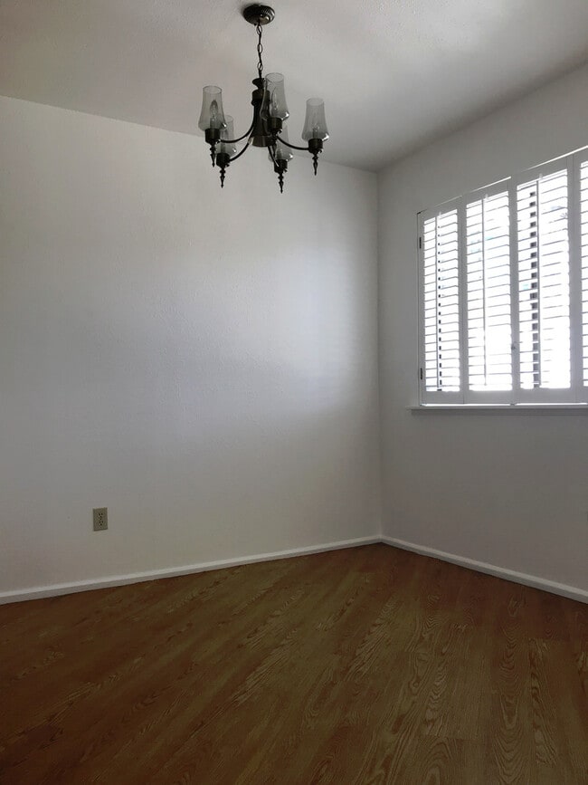 Building Photo - 941