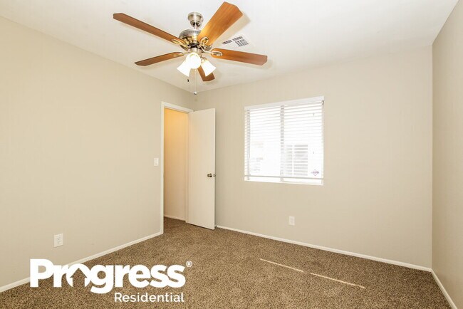 Building Photo - 7748 W Paradise Dr