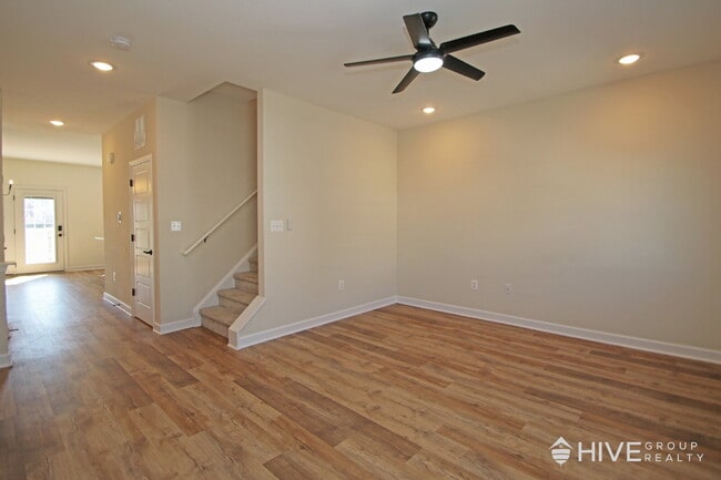 Building Photo - "Impressive 3-Bed Townhouse with Fenced in...
