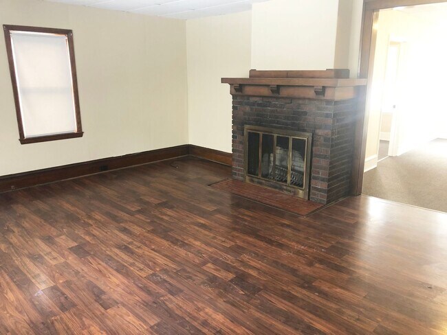 Building Photo - 6-Bedroom, 2-Bath Home Just A Few Blocks From Downtown