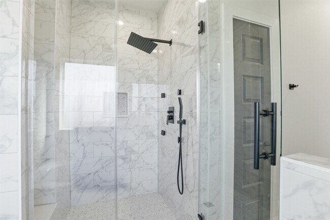 Building Photo - 712 Delano St