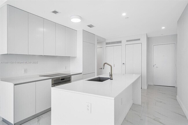 Building Photo - 700 NE 24th St