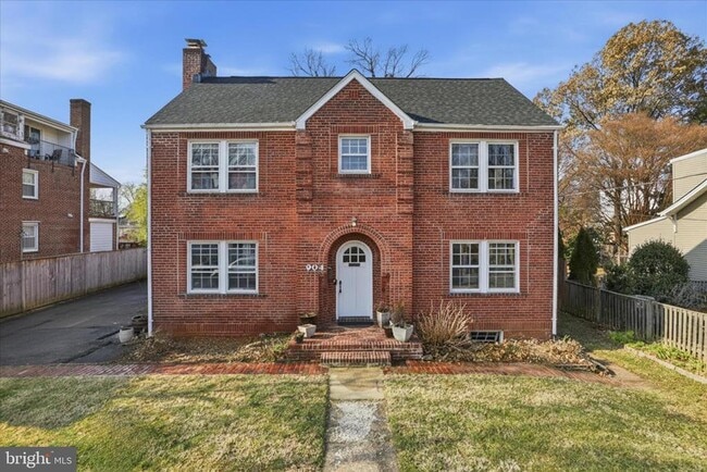 Building Photo - 904 N Ivy St