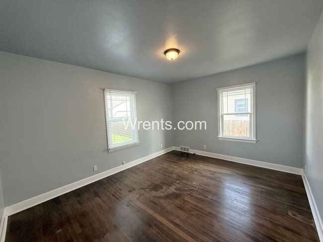 Building Photo - 5 bed 2.5 bath home