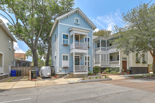 Building Photo - RARE Gem -- Downtown CHS Home!