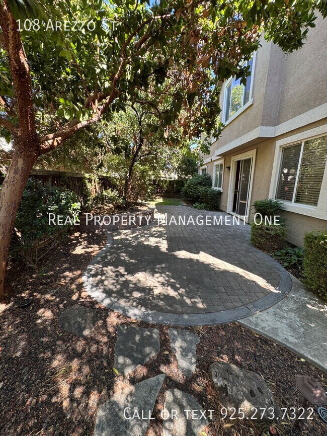Building Photo - 108 Arezzo St