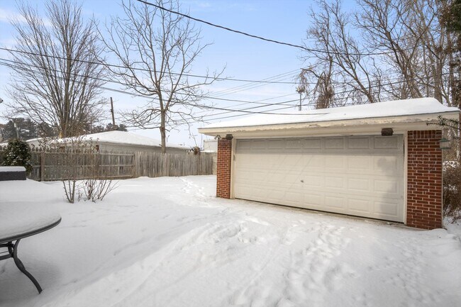 Building Photo - 27576 MacKenzie Dr