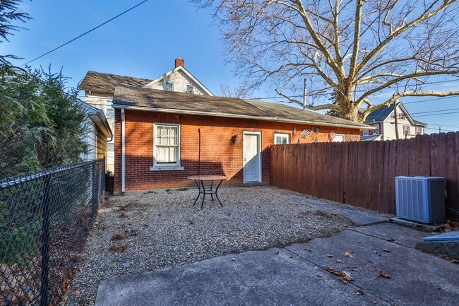 Building Photo - 1104 Elm St