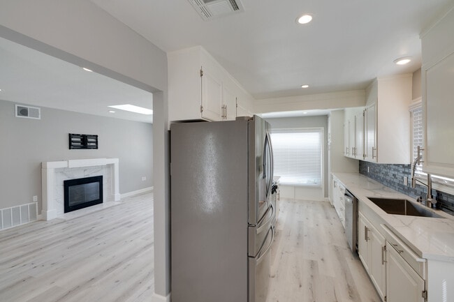Building Photo - 405 S Fernwood Cir