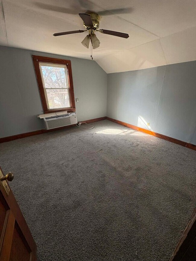 Building Photo - Country Living!