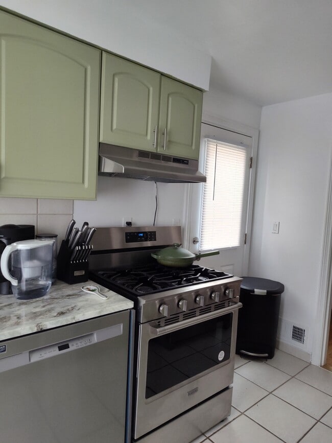 Building Photo - 1718 Fallowfield Ave