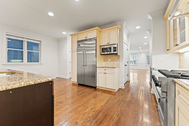 Building Photo - 3716 N Kenmore Ave