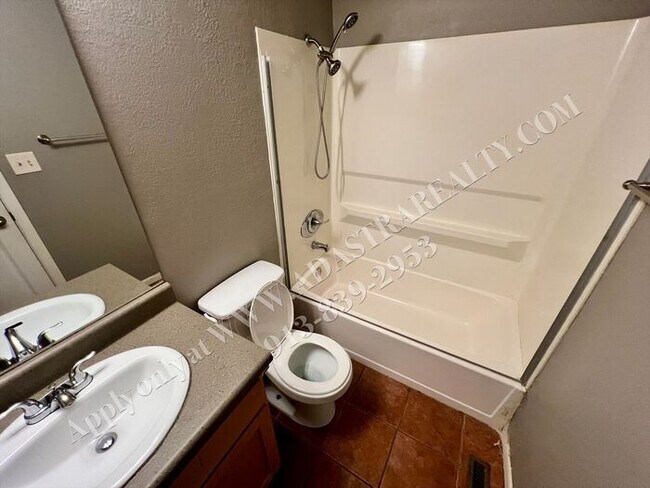 Building Photo - Beautiful Remodeled South KCMO Townhome-Available NOW!!