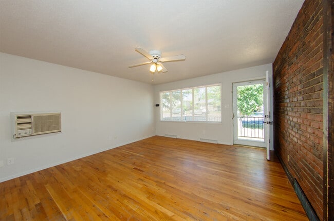 Building Photo - 6921 Manhattan Ln