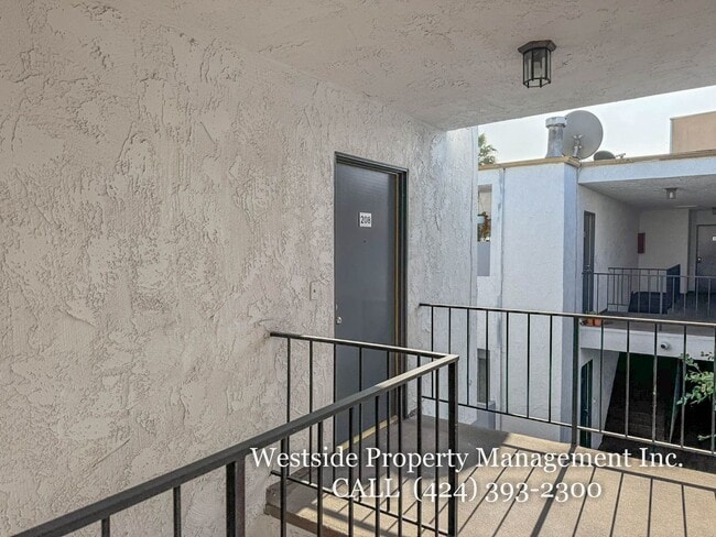 Building Photo - 1827 S Barrington Ave