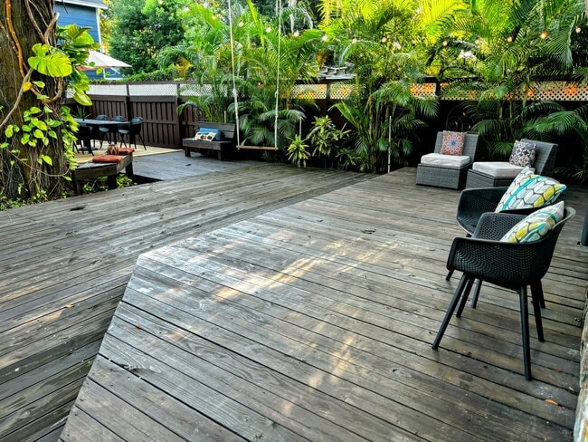 Deck - 117 W Flora St