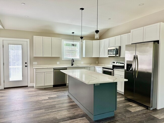 Building Photo - New 3 bed, 3 bath house with in law apt on...