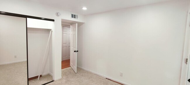 Building Photo - 108 W Maple St