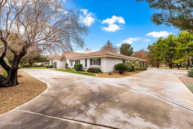 Building Photo - 41901 Cll Clarita