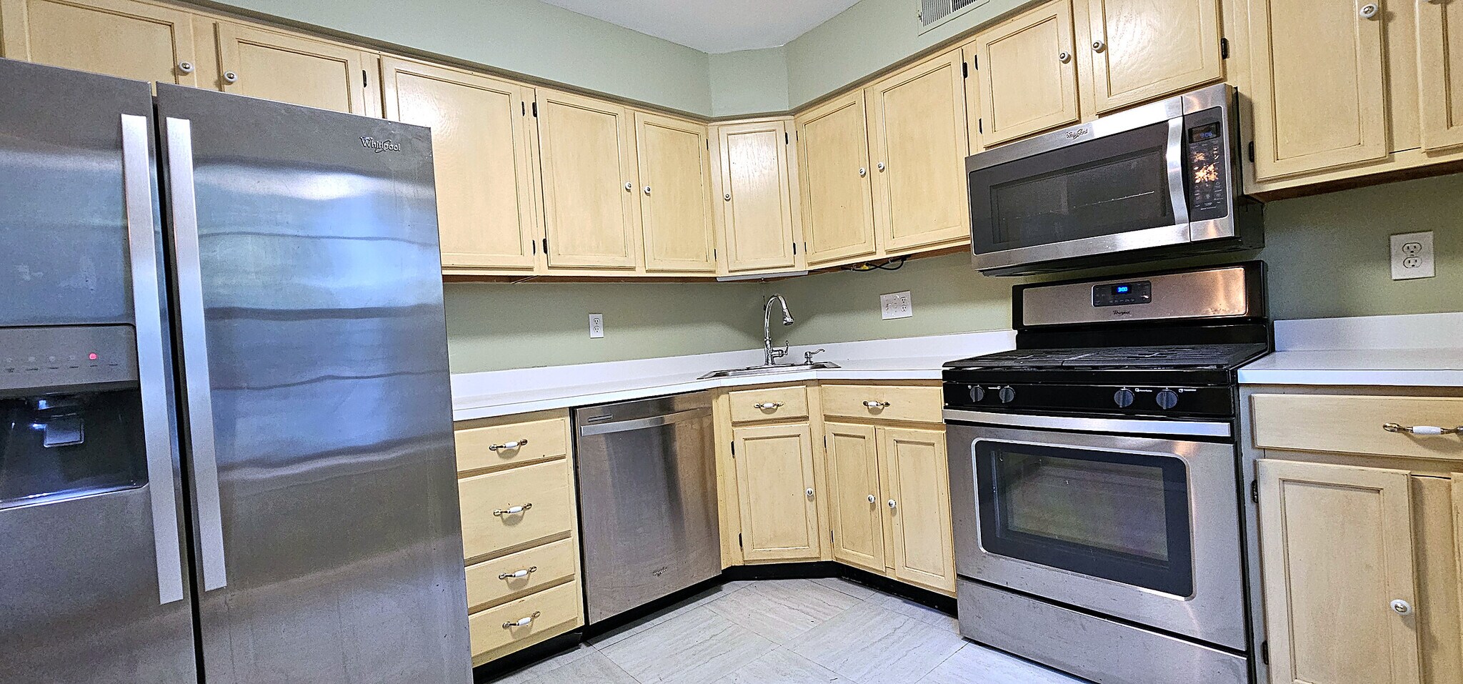 Full Stainless Steel Kitchen | Complete stainless appliance suite: French-door refrigerator - 43 Tynemouth Ct