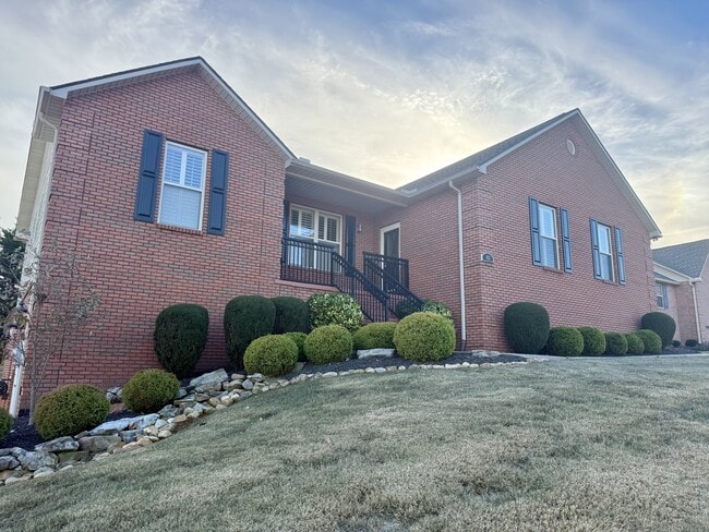 Building Photo - 421 Amberland Ln