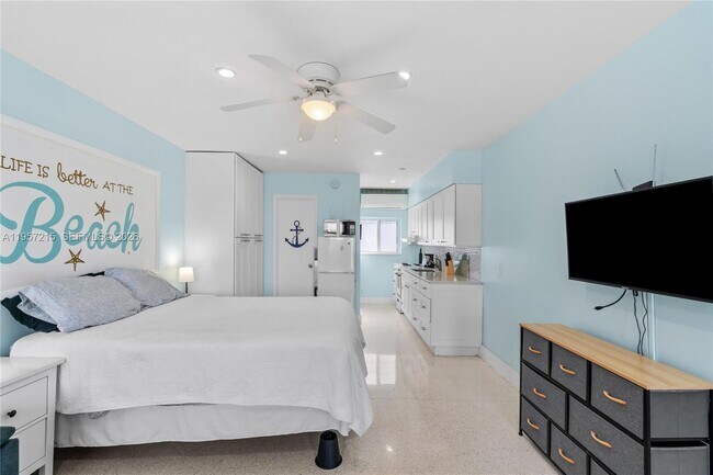 Building Photo - 4228 N Ocean Dr