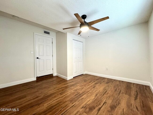 Building Photo - 10288 Lakeview Dr