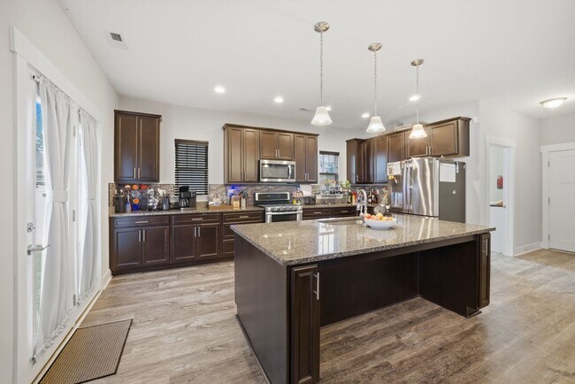 Building Photo - Welcome to this beautiful 4 Bedroom, 2.5 bathroom home nestled in a quiet community in Suffolk!
