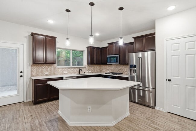 Building Photo - 8663 Cedardale Park Dr