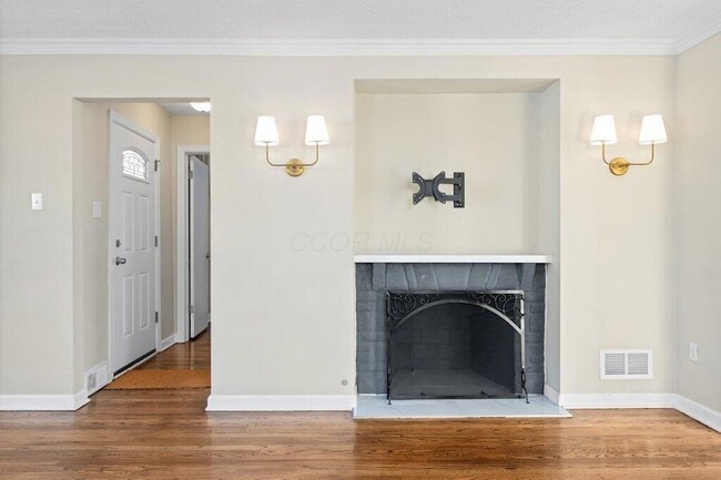 Building Photo - 2063 Inchcliff Rd