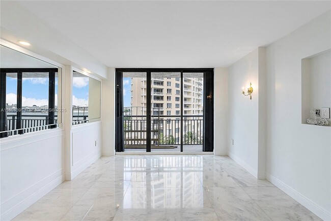 Building Photo - 540 Brickell Key Dr