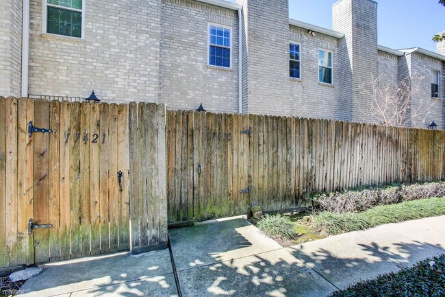 Building Photo - 2 br, 2.5 bath Townhome - 17423 Red Oak Dr...