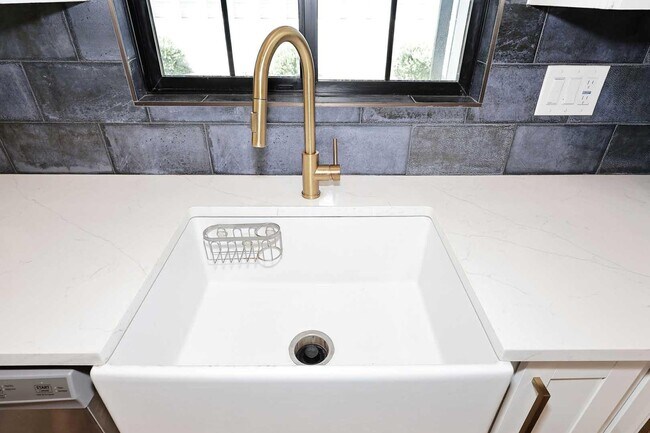 Building Photo - 716 W 11th St