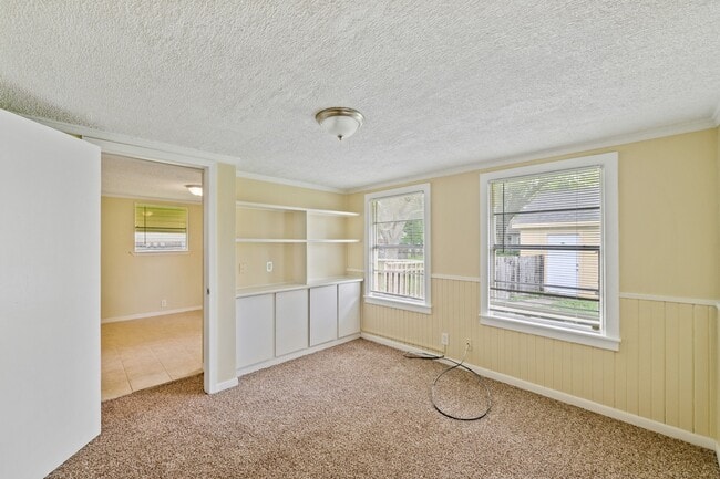 Building Photo - 821 Miller St