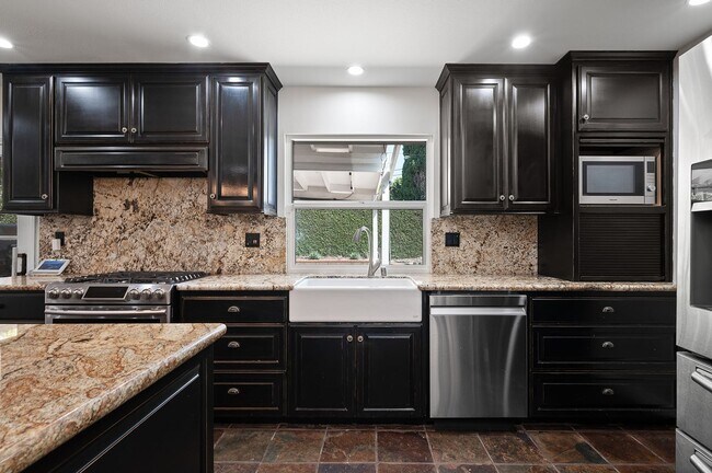 Building Photo - **724 E Cypress Ave Glendora** 4 bedroom 2 bath !!2 weeks free OAC!!