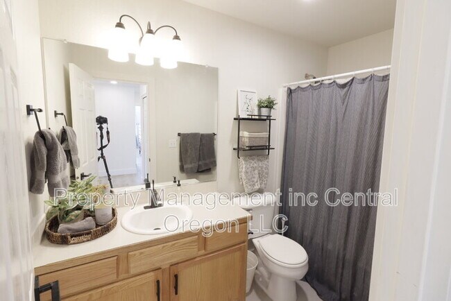Building Photo - 908 NW Spruce Tree Pl