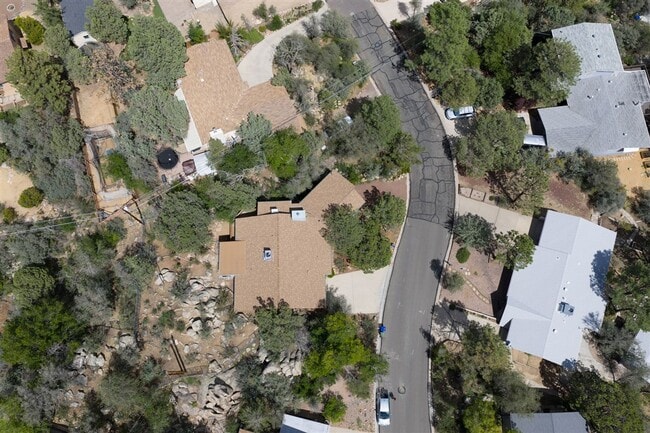 Building Photo - 3 bedroom, 3 bath home close to downtown P...