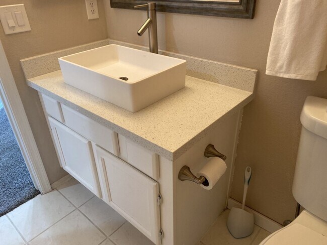 Building Photo - Must See 2/2.5 Condo in Pointe South Mount...