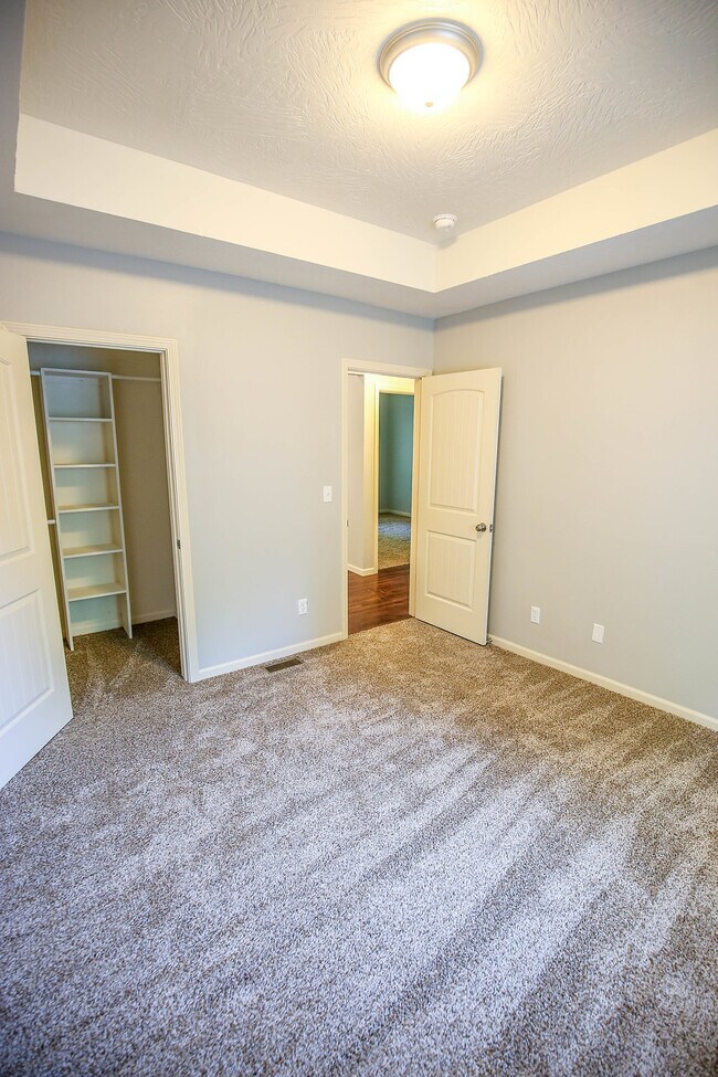 Building Photo - 615 E Meadowmere St