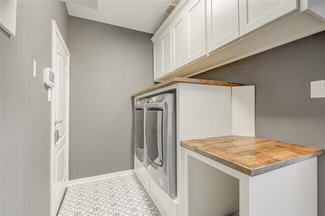 Building Photo - 7238 Thelfor Ct