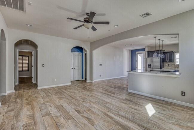 Building Photo - Beautiful East side House
