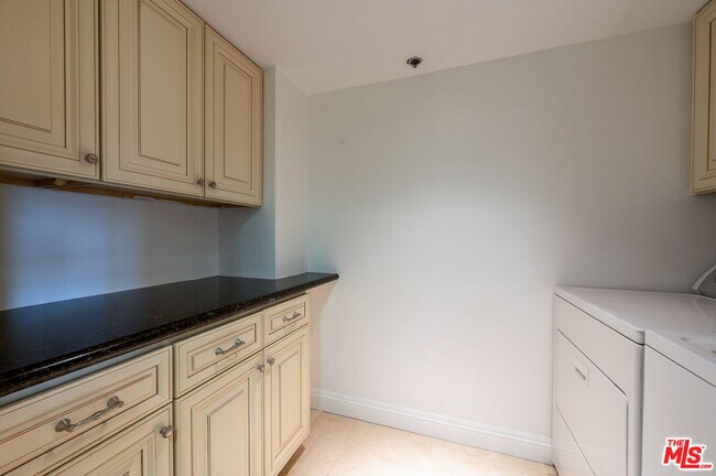 Building Photo - 10660 Wilshire Blvd